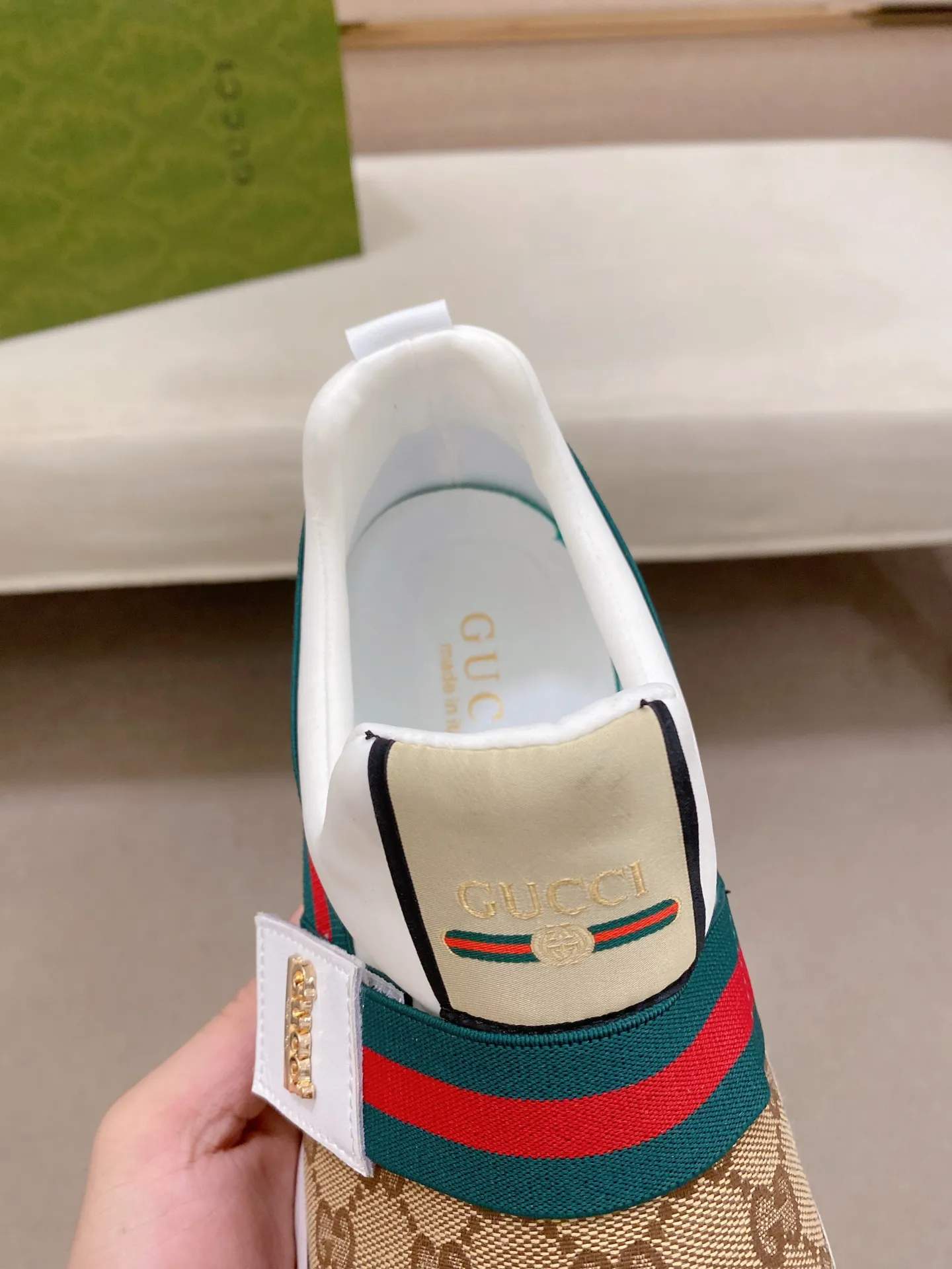 Factory price: 462💰 (GUCCI) The latest 🎁🎁casual and fashionable men's shoes👟 from the official website, hot style 💥 style is simple and elegant, exclusive for trendy men. Unique latest brand elements from the official website 👑original decoration, fashionable and generous, original fabric ✅breathable stretch cloth lining, official website designated wear-resistant casual outsole, classic model taken at the counter in kind🎬38-44 (45 is not returnable and non-refundable)